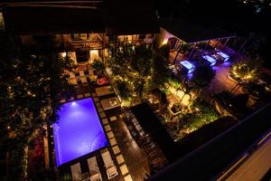 einen Blick über den Garten in der Nacht in der Unterkunft Hotel Casa HX - Adults Only in Holbox
