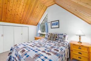 Postel nebo postele na pokoji v ubytování Snowbird Chalet #8