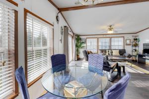 Assateague Point Vacation في بيرلين: غرفة معيشة مع طاولة وكراسي زجاجية