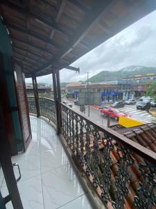 een balkon met uitzicht op een parkeerplaats bij Apartamento área central in Ubatuba