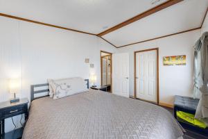 Assateague Point Vacation في بيرلين: غرفة نوم بسرير كبير في غرفة