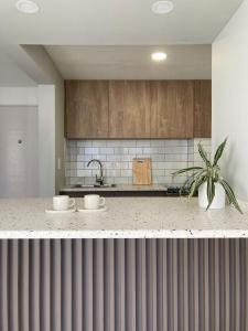 a kitchen with two cups on a counter at A metros del Parana - Centro in Rosario