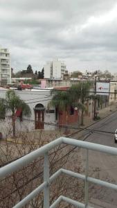 uma vista para uma cidade com edifícios e uma rua em Alquilo depto 1 dorm en Zárate em Zárate