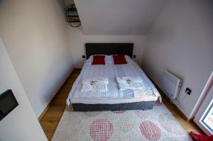 ein Schlafzimmer mit einem Bett in einem kleinen Zimmer in der Unterkunft Ventum Luxury House Bjelasnica in Sarajevo