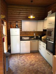 Kuchnia lub aneks kuchenny w obiekcie CHALET CAPRICES DES CIMES