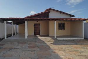 a small house with a tile roof at Casa de Luís Correia in Luis Correia