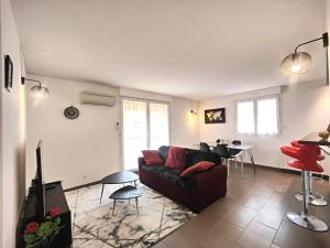 sala de estar con sofá y mesa en *Appart Lily* Parking* 5 min du cœur de ville, en Aubagne