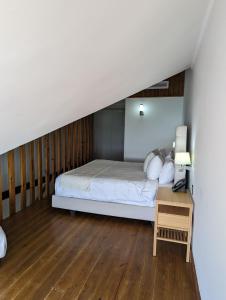Schlafzimmer mit einem Bett und Holzboden in der Unterkunft Hacienda Samana Bay Hotel in Santa Bárbara de Samaná