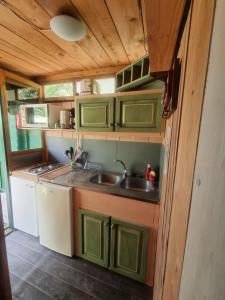 Kuchyň nebo kuchyňský kout v ubytování Chalet avec piscine privée dans la forêt