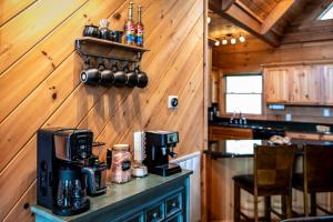 uma cozinha com comodidades para preparar café num balcão numa cabina em Peace in the Valley - Mtn VIEWS w/HotTub, GameRoom, Theatre, Arcade em Sevierville