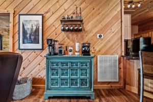 um quarto com um armário azul numa cozinha com paredes de madeira em Peace in the Valley - Mtn VIEWS w/HotTub, GameRoom, Theatre, Arcade em Sevierville