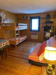 a room with two bunk beds and a television at Le chalet du skieur in La Thuile