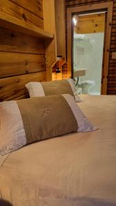 um quarto com uma cama grande e uma banheira em Hotel Giardino Di Pietra em Gramado