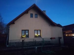 Černovice的住宿－Ubytování Dobešov，窗户上有灯的房子