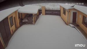 vista sul soffitto di un vicolo innevato con edifici di Ubytování Dobešov a Černovice