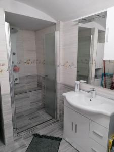 baño blanco con ducha y lavamanos en Ubytování Dobešov, en Černovice