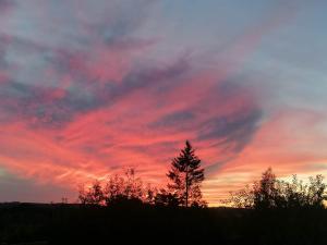Alba o tramonto visti dall'interno of country house o dai dintorni