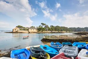 a group of boats sitting on the water at Les Joncades - Maison de vacances in Saint-Gildas-de-Rhuys