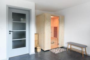 um quarto com um armário e uma porta de madeira em Apartmán Mločí údolí • Podyjí em Znojmo