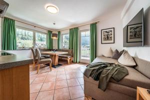ein Wohnzimmer mit einem Sofa und einem Tisch in der Unterkunft Gästehaus Wiesengrund & Apart Sporer in Mayrhofen