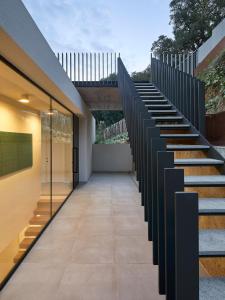 una scala in una casa con ringhiere nere di Casa Pere Costa Brava - by EMERALD STAY a Santa Cristina d'Aro