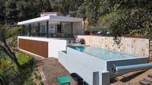 una casa con piscina accanto a un edificio di Casa Pere Costa Brava - by EMERALD STAY a Santa Cristina d'Aro