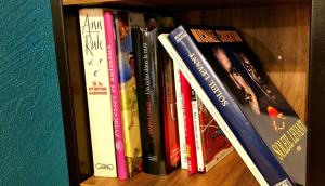 Knihovna v apartmánu + 2 fotografie