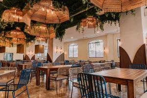 Tesoro Ixtapa Beach Resort في اكستابا: غرفة طعام بها طاولات وكراسي وثريات