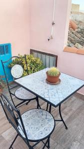 una mesa y sillas con una planta en el patio en Bonito apartamento en el casco antiguo, en Jaén