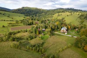 una vista aérea de una casa en una colina en Chyża Chata 130m2, en Bystre