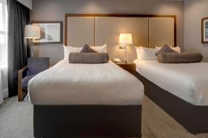 Un pat sau paturi într-o cameră la Sandman Signature London Gatwick Hotel