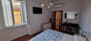 - une chambre avec un lit, un bureau et une fenêtre dans l'établissement Dalla Raffy, à La Spezia