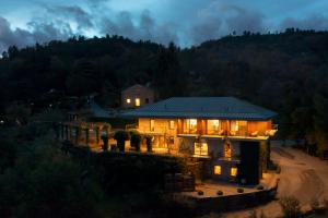 uma casa com luzes acesas à noite em TheVagar Countryhouse em Belmonte