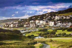 Blick auf eine Stadt auf einem Hügel in der Unterkunft Sunny Nook, Pretty 1 bed modern cottage close to Woolacombe in Ilfracombe