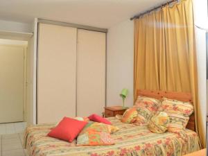 ein Schlafzimmer mit einem Bett mit roten Kissen in der Unterkunft Appartement Fréjus, 2 pièces, 4 personnes - FR-1-226A-56 in Fréjus