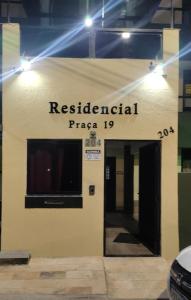 un edificio con un cartel que lee pizza residencial en Flat Charllotte, en Porto de Galinhas