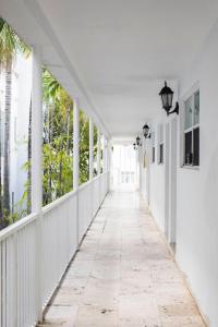 un pasillo de un edificio blanco con un pasillo blanco en Spacious Apt for 4 guests on Collins & 7th, en Miami Beach
