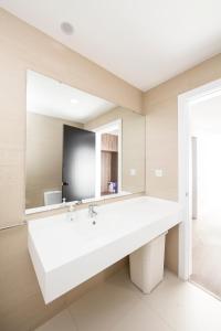 bagno con grande lavandino bianco e specchio di XA Apartments RRAL-579 a Madalena