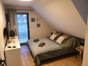 ein Schlafzimmer mit einem Bett und einem großen Fenster in der Unterkunft Lake HouseLubniewice in Lubniewice
