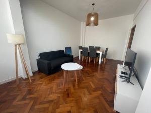 sala de estar con sofá negro y mesa en Hermoso departamento en pleno Palermo- Charcas2 en Buenos Aires