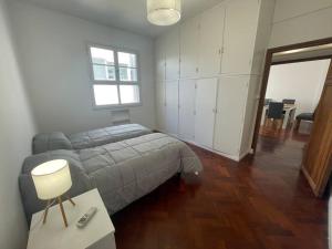 1 dormitorio con 1 cama y 1 mesa con lámpara en Hermoso departamento en pleno Palermo- Charcas2 en Buenos Aires