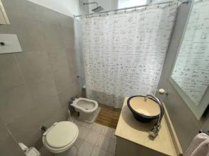 baño con aseo y lavabo con escritura en la pared en Hermoso departamento en pleno Palermo- Charcas2 en Buenos Aires