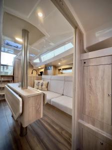 - un salon avec un canapé et un lavabo dans l'établissement Hausboot Segelyacht Nui, à Burgtiefe auf Fehmarn 