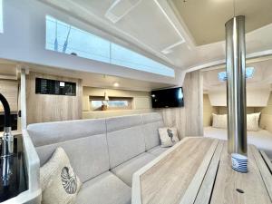Hausboot Segelyacht Nui的电视和/或娱乐中心