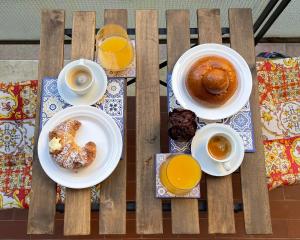 un tavolo in legno con piatti di cibo e tazze di caffè di Lady House a Reggio di Calabria