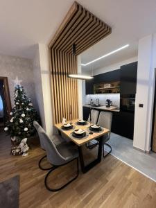 Een keuken of kitchenette bij Apartman Sara - DivčiNova