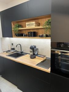 Una cocina o cocineta en Apartman Sara - DivčiNova