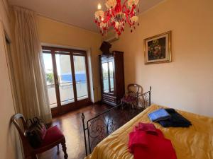 una camera con letto e lampadario a braccio di Lady House a Reggio di Calabria