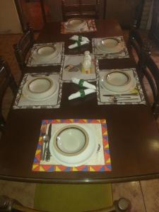 een tafel met meerdere platen erop bij Feel at home stay in Bloemfontein