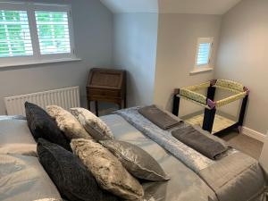 um quarto com duas camas com almofadas em Cathedral View em Tideswell